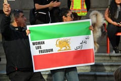 Prémio Nobel da Paz iraniana apela à insurreição face a “guerra contra as mulheres”