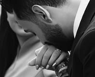 Beijar a mão sem consentimento pode ser agressão sexual, decide tribunal espanhol