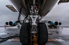 Avião de carga 747 faz aterragem de emergência em aeroporto de Tóquio