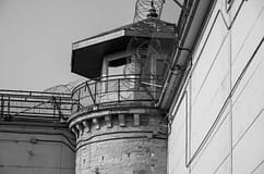 Ex-ministras da Justiça consideram torres de vigia nas prisões modelo obsoleto