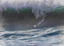 Dupla ‘canarinha’ Lucas Chianca e Pedro Scooby vence nas ondas gigantes da Nazaré