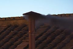 Conclave: Fumo negro na chaminé do Vaticano
