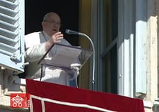 Papa alerta para “paz em risco em muitos lugares” e lembra vítimas dos fogos no Chile