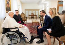 JD Vance encontra-se brevemente com o Papa após desentendimento sobre migrantes