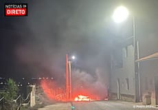 Viatura incendeia-se durante a marcha no Painho no concelho do Cadaval