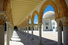 Presidente tunisino remodelou 19 ministros sem apresentar justificação