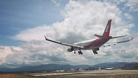 Aterragem de emergência no aeroporto do Porto devido a despressurização mas sem danos