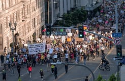 Milhares de pessoas saíram à rua em Nova Iorque em protesto ‘anti-Trump’