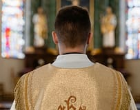 Escândalo na Igreja Anglicana: Bispo britânico detido por suspeitas de agressões sexuais