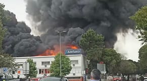 Incêndio que destrói edifício da Auto Sueco no Porto está circunscrito