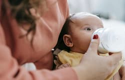 “Ouro líquido”: cresce a venda de leite materno em Portugal