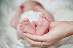 Jovem Mãe Dá à Luz no Passeio em Carregado com Ajuda de Familiares e Vizinhos