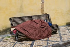 Crise social agrava-se: número de sem-abrigo aumenta em Portugal em 2024