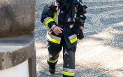 Bombeiro ferido em explosão em Porto de Mós transportado para Coimbra, PJ investiga acidente