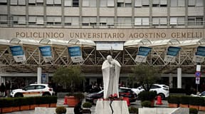 Reportagem: Em Roma, as orações pelo Papa ainda não convencem os turistas