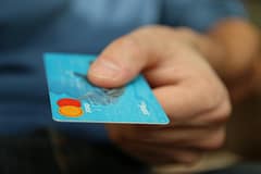 Cartões multibanco podem transformar-se em cadeiras mas poucos são reciclados
