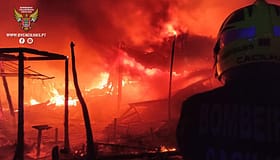 Incêndio destrói bar de praia na Costa da Caparica