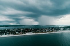 Furacão Milton cresce em tamanho e gera os primeiros tornados a caminho da Florida