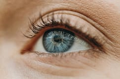 Chip retinal pioneiro devolve visão de leitura a pessoas ‘cegas’