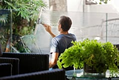 Escassez de imigrantes põe pressão sobre empresas de limpeza no Brasil