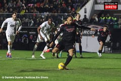 Benfica vence na Amadora e mantém atraso para líder Sporting
