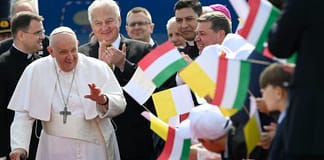 Papa defende acolhimento de imigrantes na viagem à Hungria