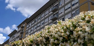 Papa fez fisioterapia respiratória e rezou o Ângelus na capela privada do hospital