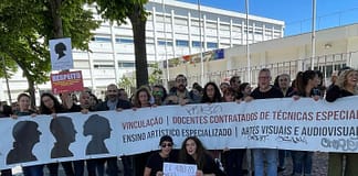 Professores do ensino artístico protestam junto ao Ministério da Educação