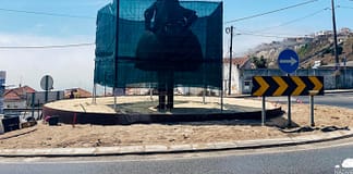 Nazaré ergue escultura de mulher com traje típico