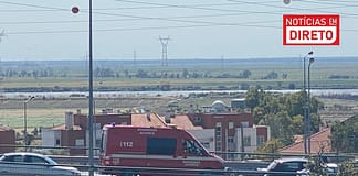 Incêndio em fábrica mobiliza mais de cem bombeiros em Castanheira do Ribatejo