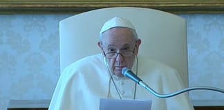 Papa “profundamente entristecido” com “tragédia sem sentido” em Sydney