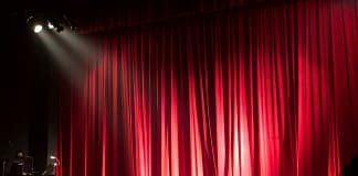 Estreias, entradas gratuitas, evocações de Abril e protesto no Dia Mundial do Teatro