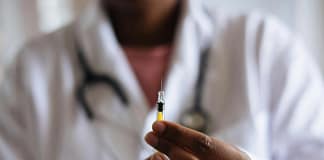 Casos de sarampo aumentam quase dez vezes devido à redução da vacinação