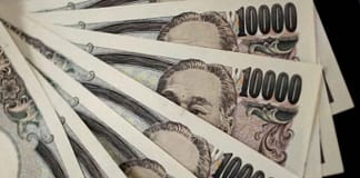 Iene volta a subir depois de ter atingido mínimo em 34 anos em relação ao dólar