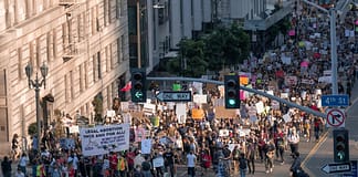 Reportagem: De crianças a idosos, milhares marcham em Nova Iorque contra “fascismo” de Trump e Musk