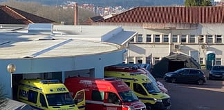 Bombeiros denunciam ambulâncias retidas por falta de macas em Santarém e Caldas da Rainha